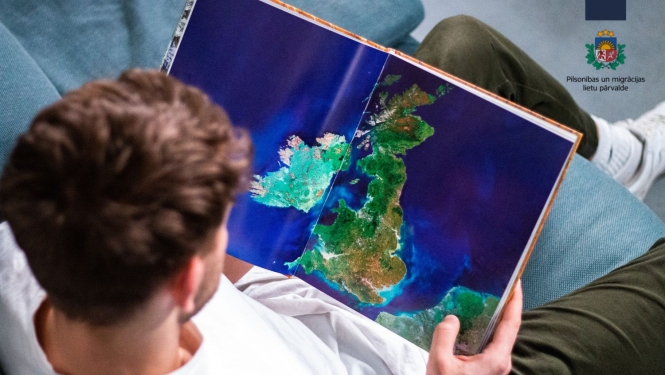 Cilvēks ar grāmatu