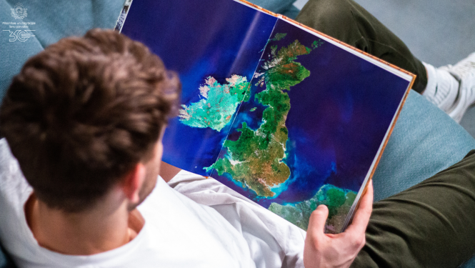 Skats no augšas: vīrietis skatās Lielbritānijas karti