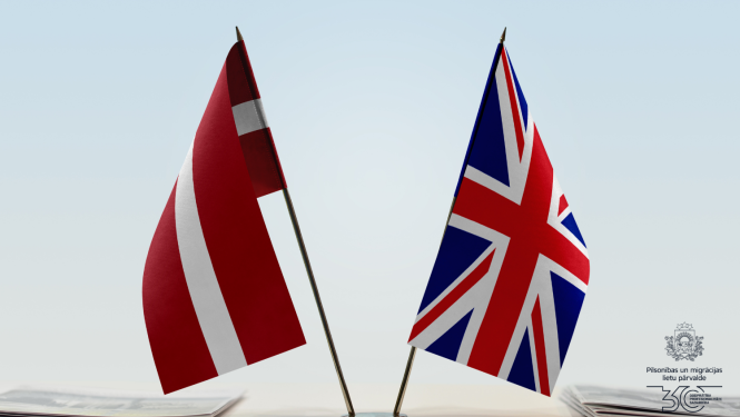 Divi mazi karodziņi uz galda: Latvijas un United Kingdon