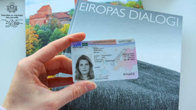 Jaunā parauga uzturēšanās atļaujas foto, fonā grāmata "Eiropas dialogi"