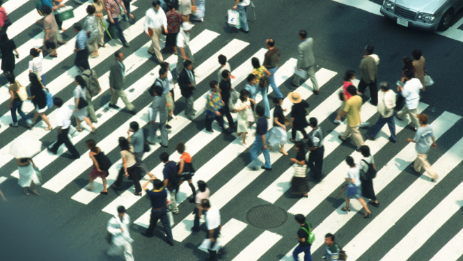 Daudz cilvēku pie plašas gājēju pārejas