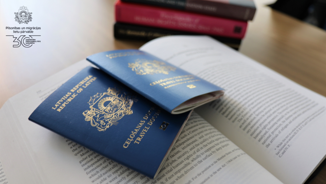 Uz grāmatas ir divas pases (ceļošanas dokumenti)