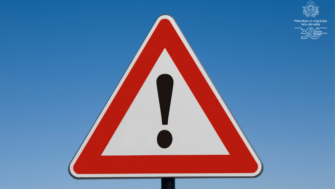 Brīdinājuma ceļa zīme uz zilā fona