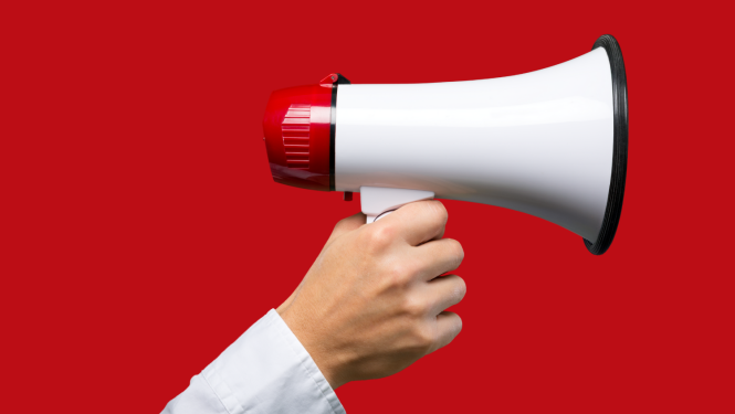 Uzmanību zīme - skaļrunis cilvēka rokā uz sarkanā fona