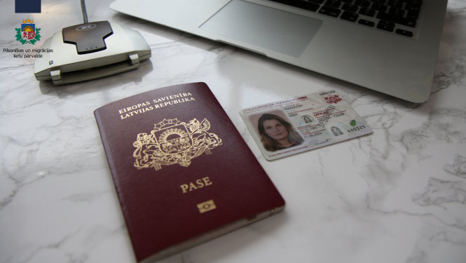 Uz galda: pase un eID karte, eID kartes lasītājs