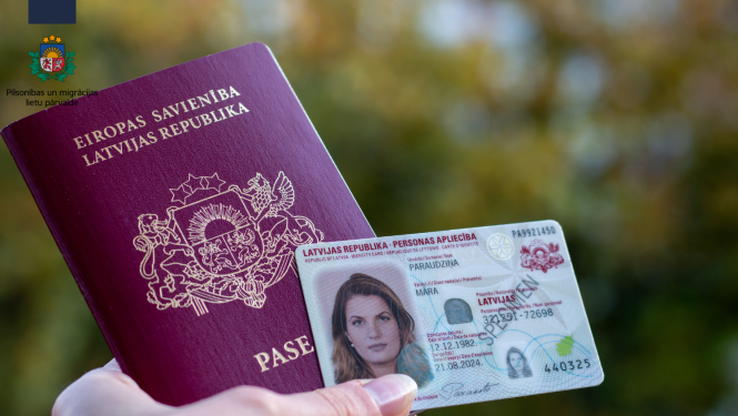 Rokās: pase un eID karte