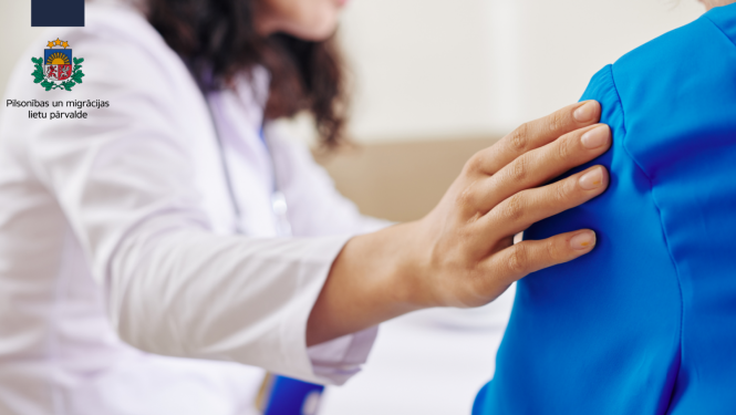 Ārsta roka ārsta baltajā ārsta halātā