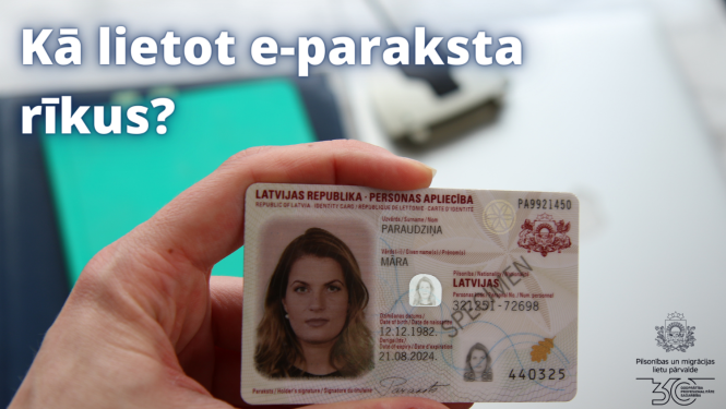 Sievietes rokā - eID karte un uzraksts "Kā lietot e-paraksta rīkus"