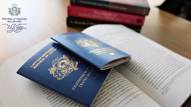 Divas pases uz grāmatas