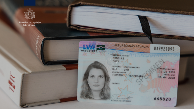 eId karte uz grāmatu fona