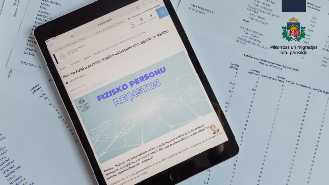 Planšetdators uz galda ar uzrakstu Fizisko personu reģistrs