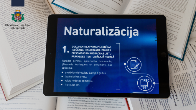 Planšetdators un uz tā vizuālais attēls ar uzrakstu "Naturalizācija"