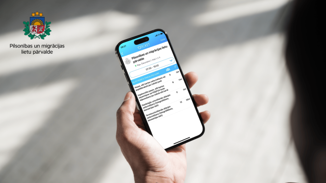 Mobilais telefons rokā -plaukstā