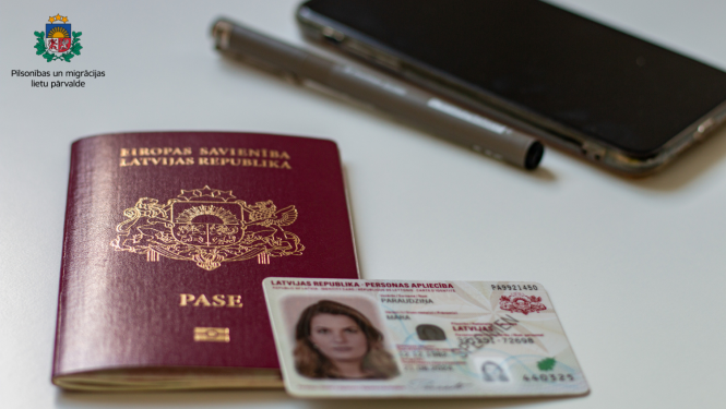 uz galda - Latvijas pase un eID karte
