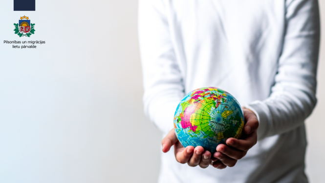 Mazais globuss bērna rokās