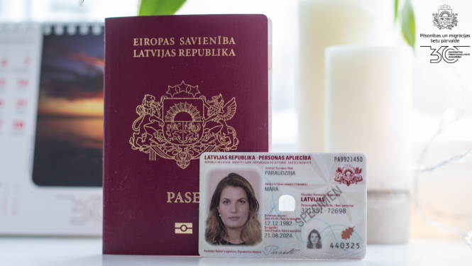 Pase u n eID karte uz galda