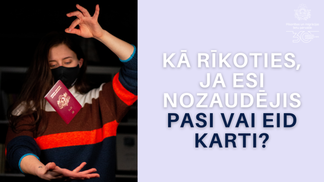 Jauna sieviete spēlējas ar Latvijas pasi, ģērbta džemperī ar spilgtām līnijām un melno fonu aizmugurē