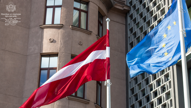 Latvijas karogs un Eiropas Savienības karogs