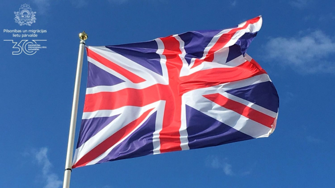 Plīvojošs Apvienotās karalistes karogs