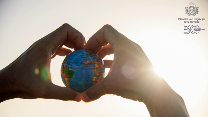 maza zemeslode rokās