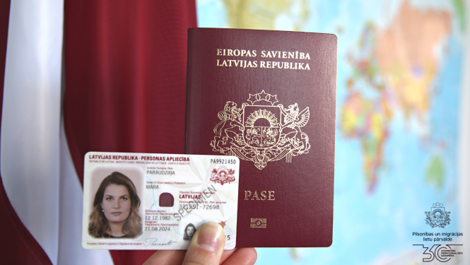 Uz Latvijas karoga fona: pase un eID karte