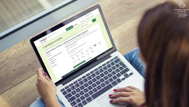 portatīvā datora ekrāna attēls un tajā - jauna Pārvaldes e-pakalpojuma lapa latvija.lv mājaslapā