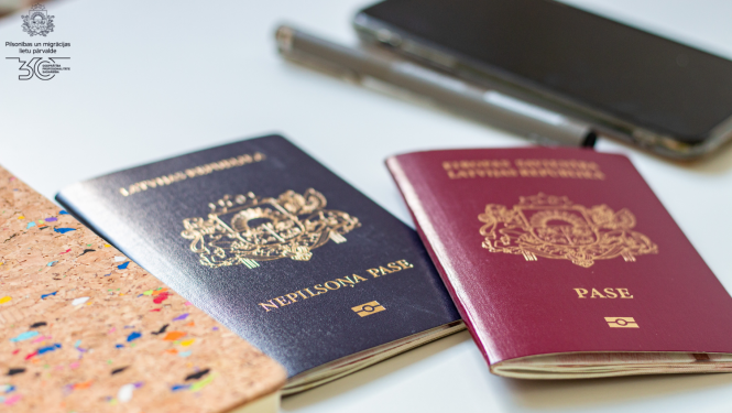 Uz galda: duvas pases un mobilais telefons