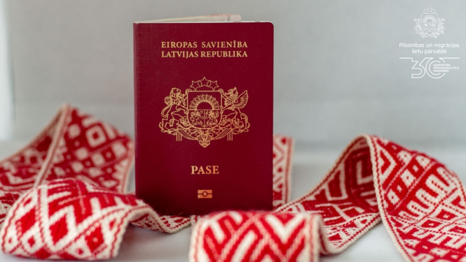 Latvijas pilsoņa pase un Latvijas tautas josta apkārt