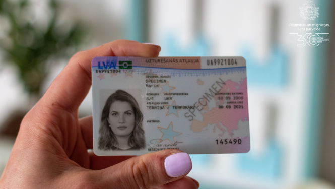 Sievietes rokā - uzturēšanās atļauja