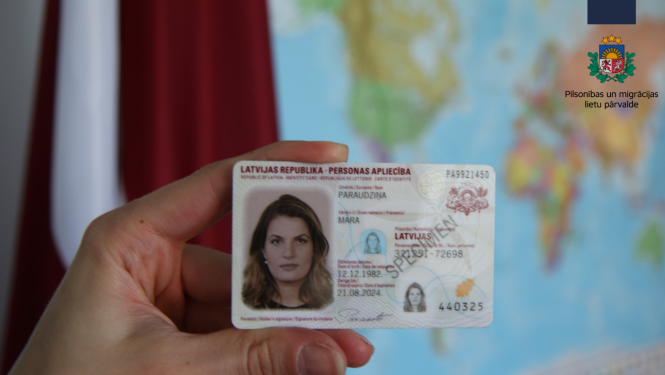 eID karte uz Latvijas karoga fona