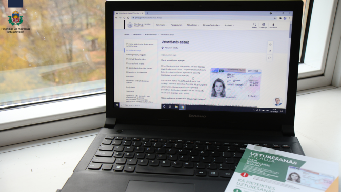 Uz palodzes - portatīvais dators, un buklets a nosaukumu "Uzturēšanās atļauja"