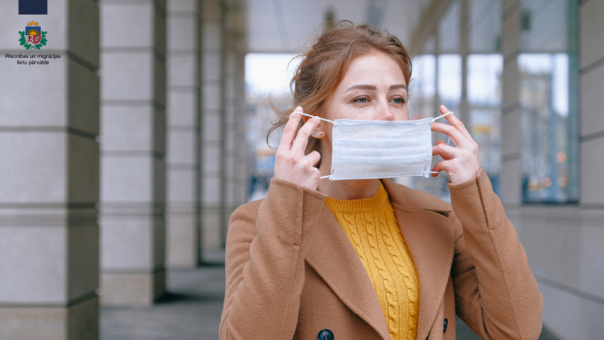 Jauna sieviete velk mutes un deguna aizsegu