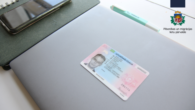 Uz galda dators: uzturēšanās atļaujas karte, un mobilais telefons
