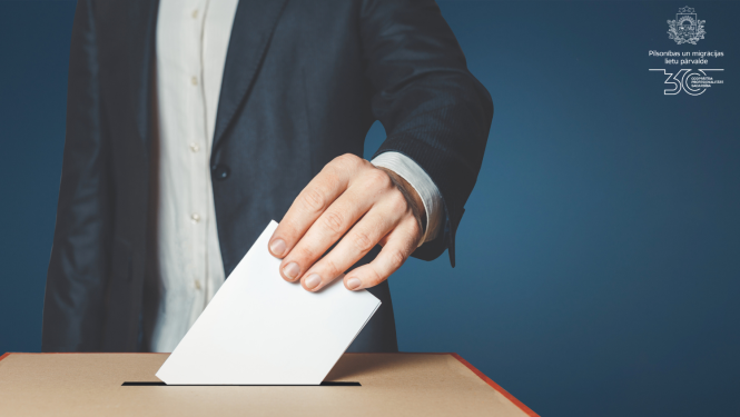 Vīrietis, kas met aploksni urnā