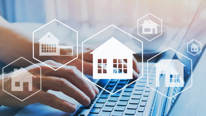 Cilvēka roka, izmantojot tastatūru, un grafiskie mājas simboli