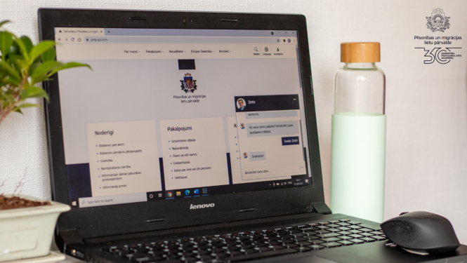 Porta'tivs dators, kas stāv uz galda, ar atvērtu PMLP mājaslapu un iespēju uzdot jautājumu virtuālajai asistentam.