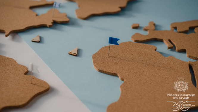 Pasaules karte izklāta uz galda