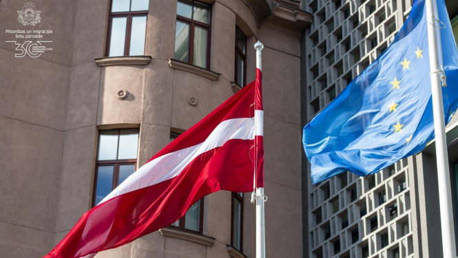 Latvijas karogs un Eiropas Savienības karogs