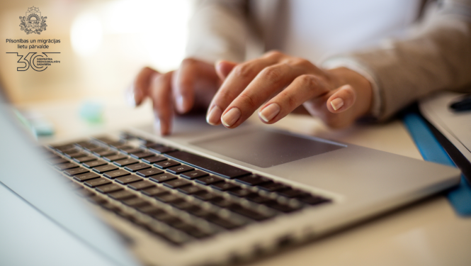 sievietes rokas, kas strādā ar portatīvo datoru