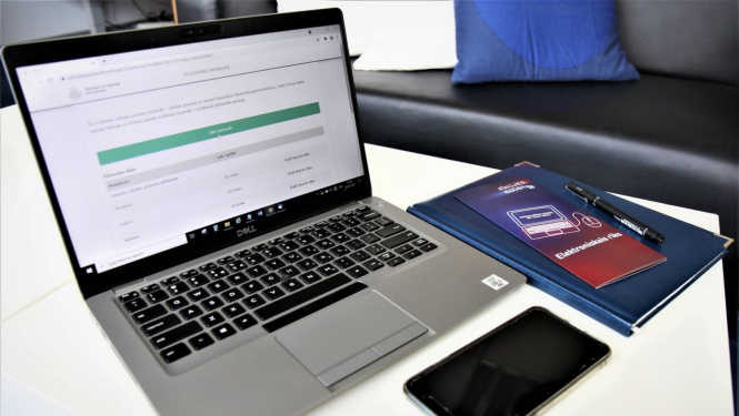 Dators, pase un mobilais telefons uz galda