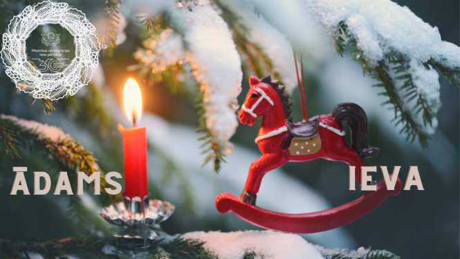 Aizdegta svece uz egles un ziemassvētku rota - zirdziņš