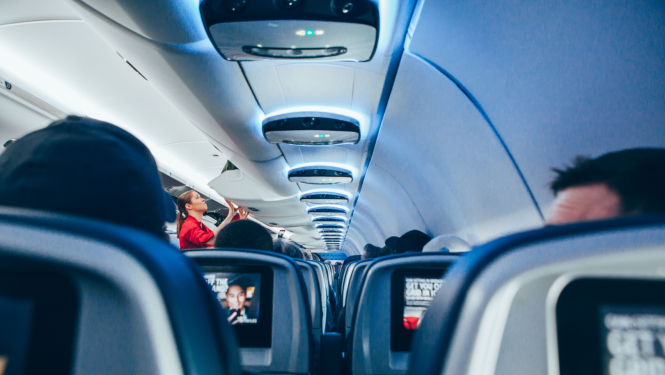 Sēdošie cilvēki lidmašīnā