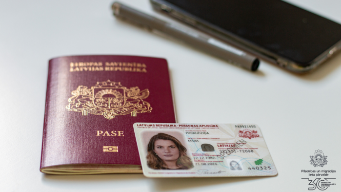 Uz galda stāv pase un eID karte