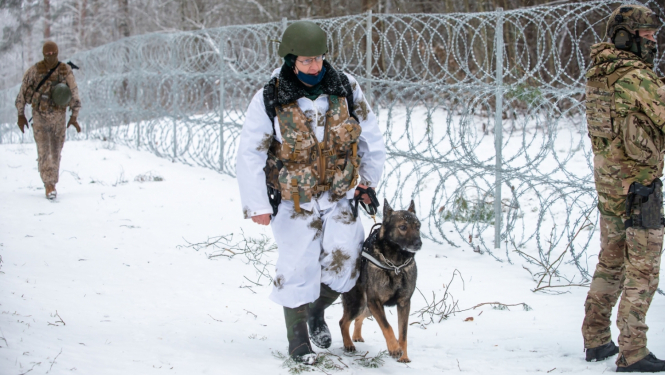Robežsargs ar suni ziemā