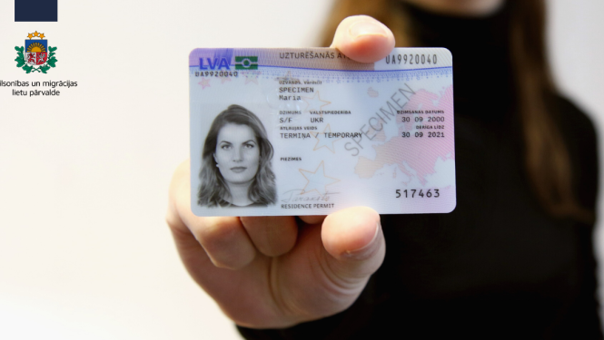Sieviete tur rokā uzturēšanas atļaujas karti