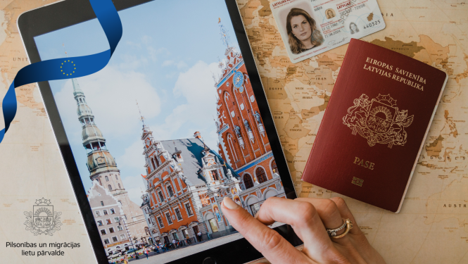 uz galda; planšetdators un pase un eID karte