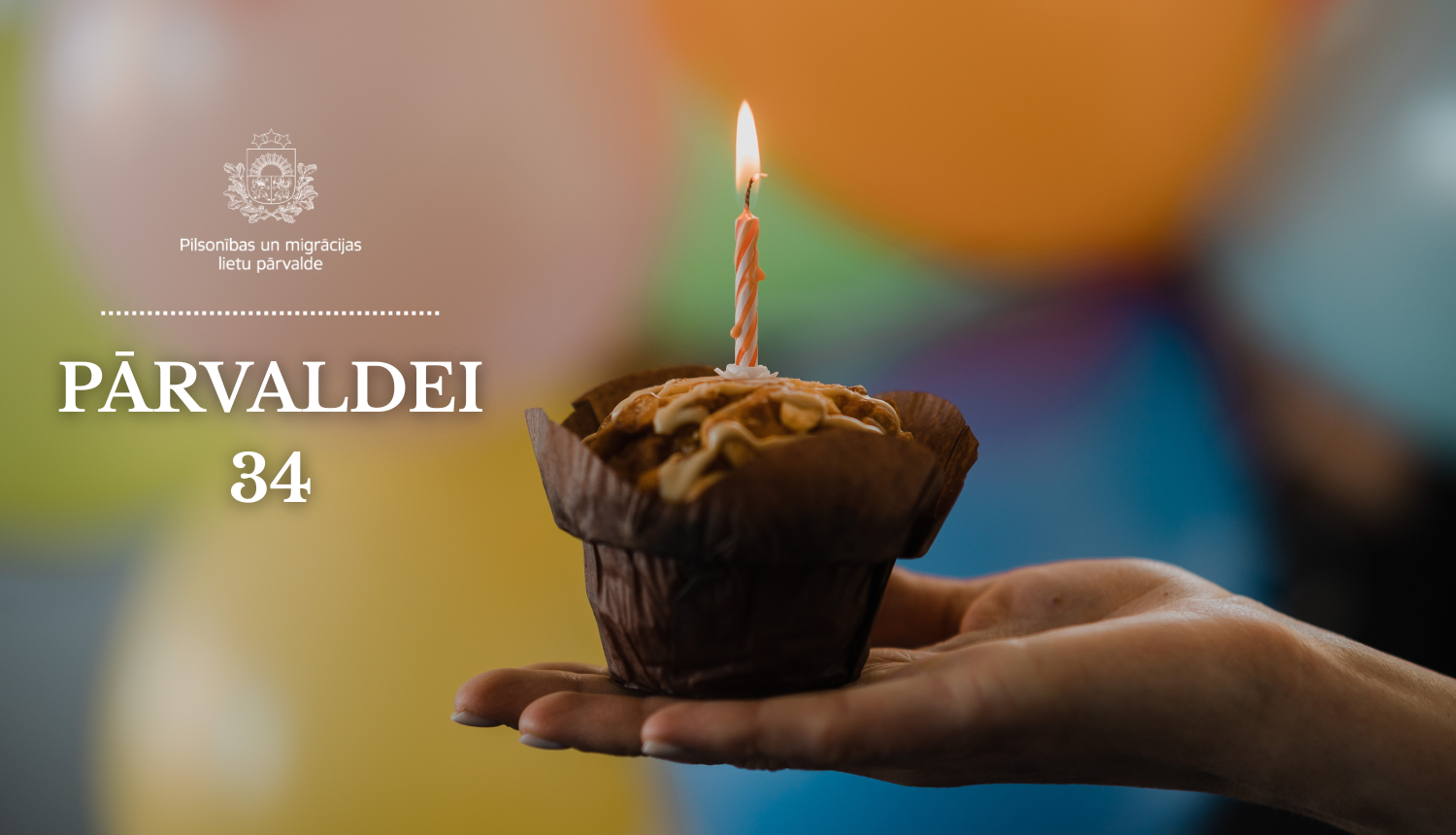 Kūciņa ar sveci uz rokas