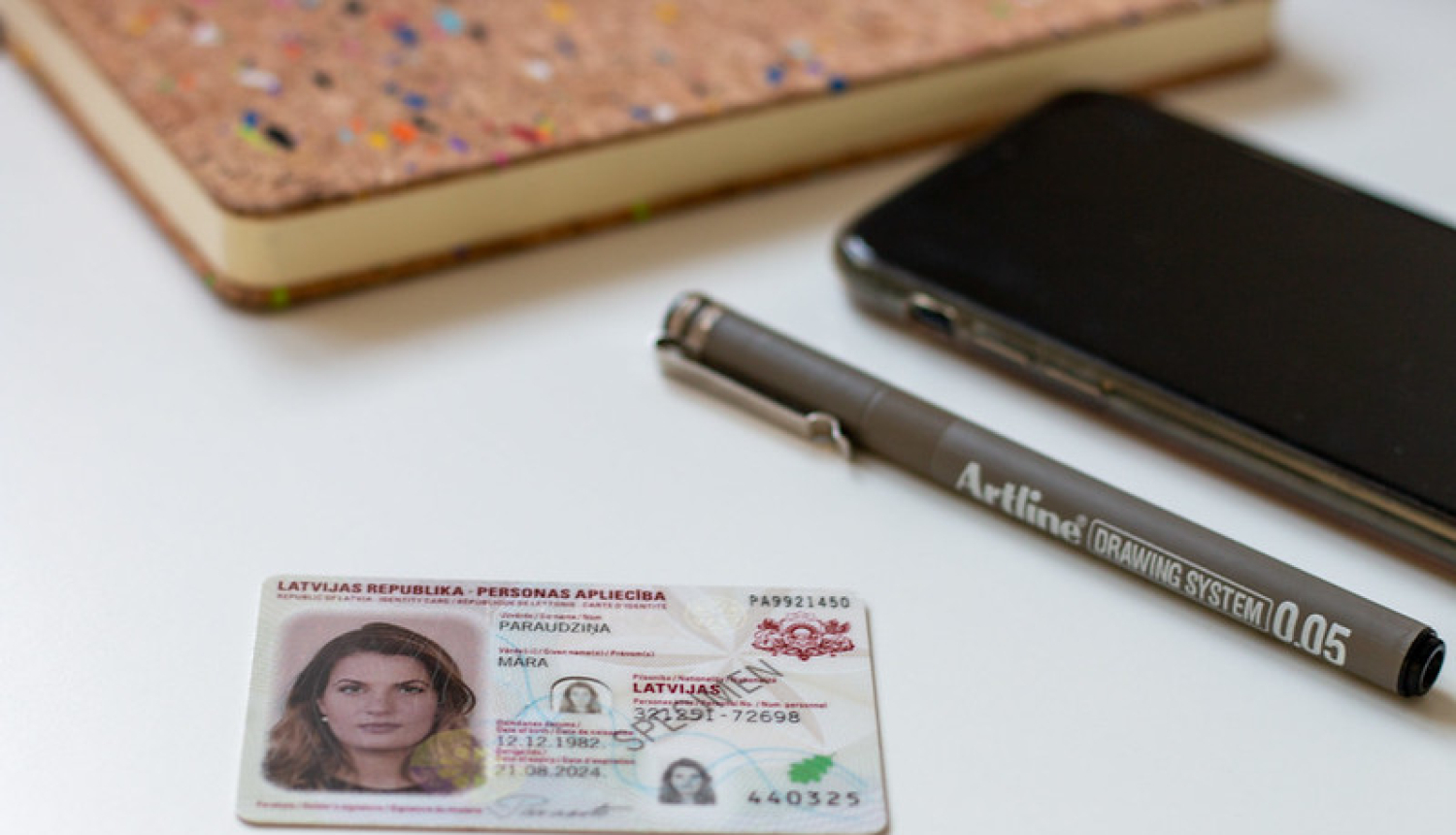 Uz galda mobilais telefons un eID karte