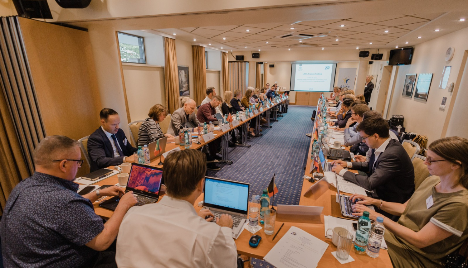 GDISC sanāksme - sanāksmes dalībnieki sēž pie galda