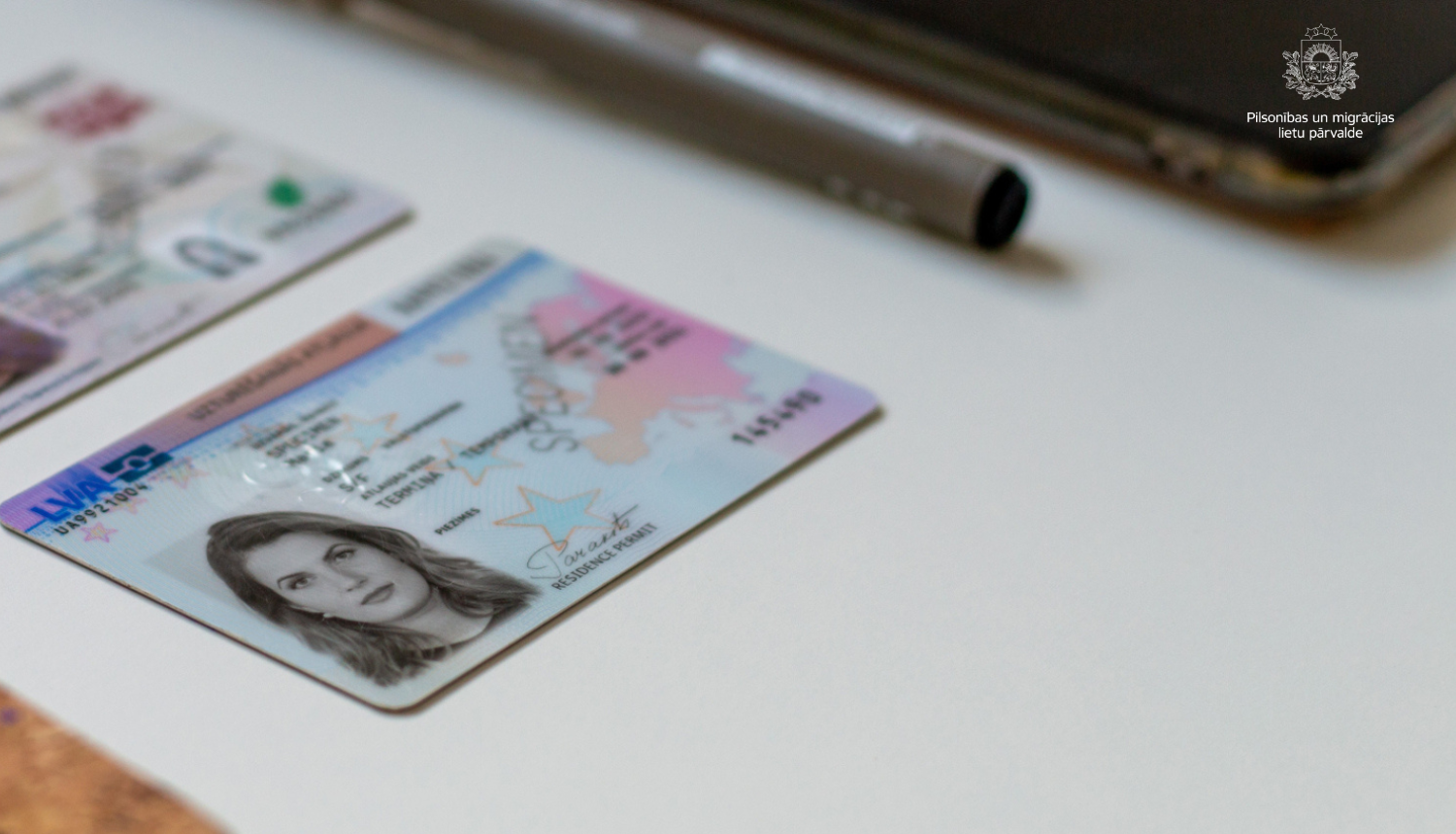 Uzturēšanās atļaujas karte uz galda